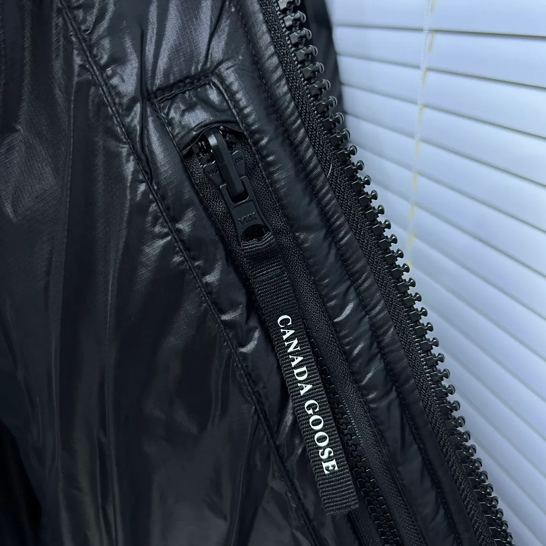 P760 𝘾𝘼𝙉𝘼𝘿𝘼 𝙂𝙊𝙊𝙎𝙀/Canada Goose 2023 Limited New Crofton Puff Down Jacket Pure Guangzhou Inspection 80 White Duck Down Filling‼  Top version, ceiling level‼ Crofton soft bread, the latest style in 2023, has a cold protection effect of up to level 4. It is made of recycled Feather-Light tear-resistant fabric. It is ultra-light and has no weight on the upper body at all! The unique black label highlights your temperament‼  Canada Goose, a Canadian brand, has always been recognized as the warmest down jacket. Various Instagram celebrities, Internet celebrities, and celebrities often wear it for street photos. I do Canada Goose every year, but I still can’t get rid of my love for geese. No matter how cold the winter is, there is no need to be afraid, because there are geese! Filled with 80% white duck down, Canada Goose is the legendary warmest down jacket and is known as a must-have for Arctic outdoor sports! The most popular down jacket in the world, celebrities are rushing to buy it, it is a must-have! Same style for men and women Size: S~XXL